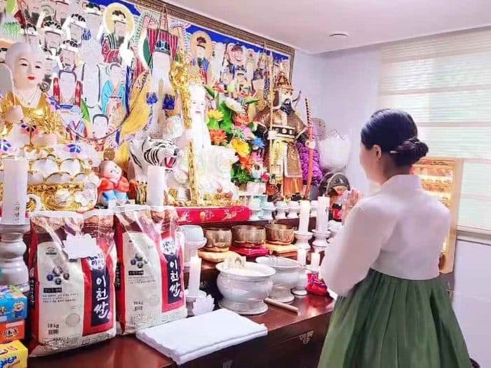 쌀자루를 곁에 두고 자리를 잡는 모습