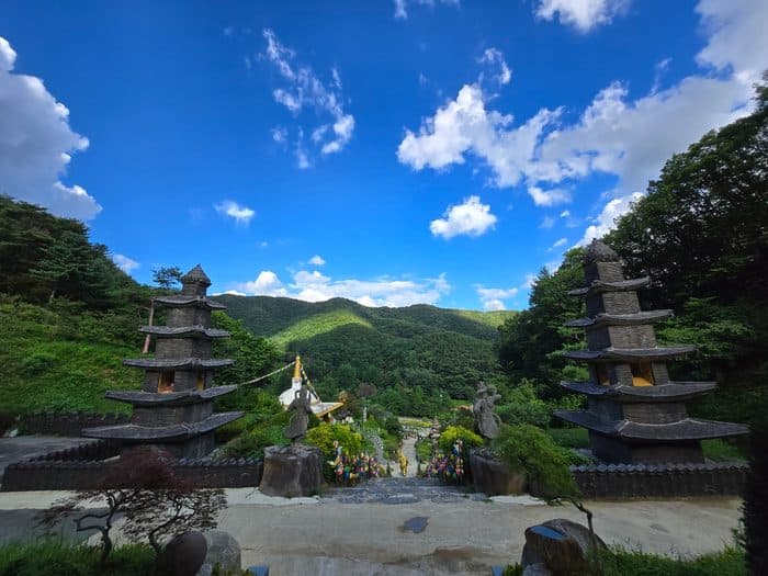 산자락에 선 석탑