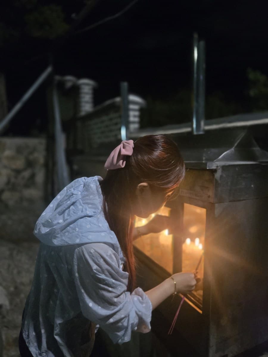 산 기도터 — 밤이 가장 깊을 때