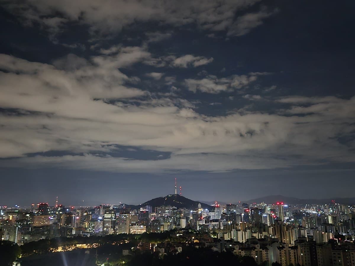 산 기도터 — 밤이 가장 깊을 때